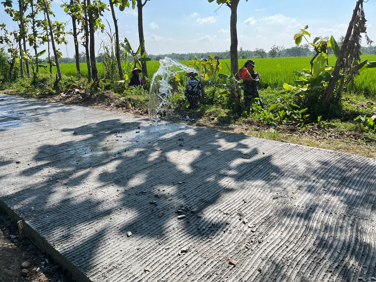 Penyiraman Beton Meningkatkan Kualitas Beton Di Lokasi TMMD Reg Ke-128 Kodim 0725/Sragen