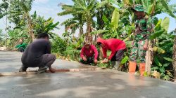 Pemasangan Kayu papan Penyekat Cor Perkuat Betonisasi Jalan TMMD