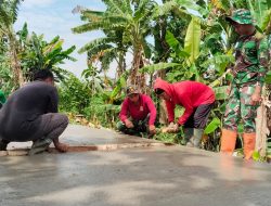 Pemasangan Kayu papan Penyekat Cor Perkuat Betonisasi Jalan TMMD