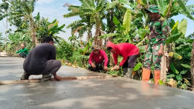 Pemasangan Kayu papan Penyekat Cor Perkuat Betonisasi Jalan TMMD