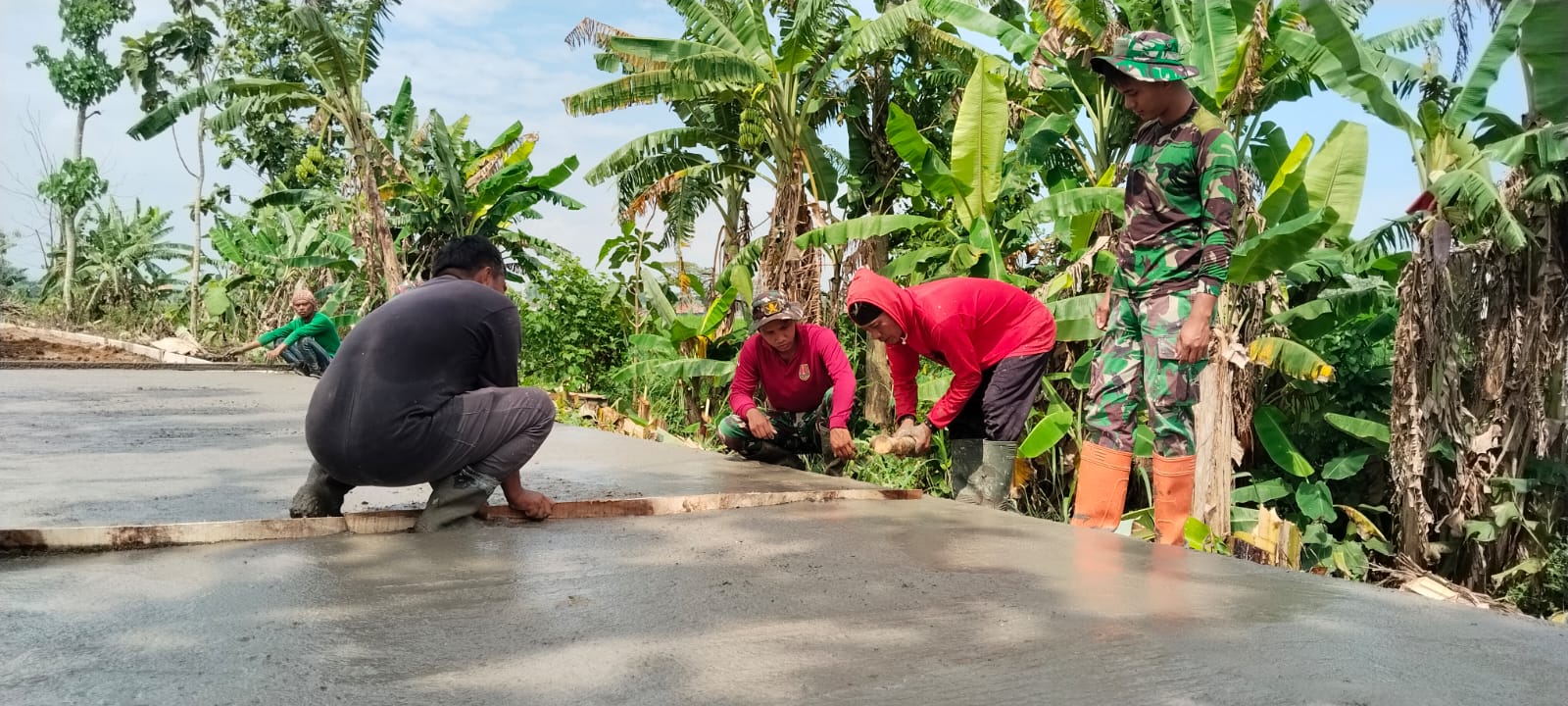 Pemasangan Kayu papan Penyekat Cor Perkuat Betonisasi Jalan TMMD