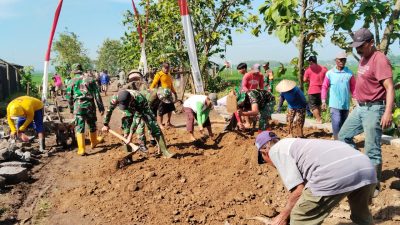 Terik Panas Mahatari Tak Mengurangi Semangat Warga dan TNI untuk kejar Target TMMD