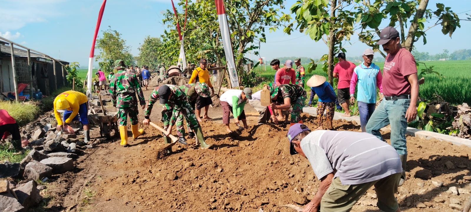 Terik Panas Mahatari Tak Mengurangi Semangat Warga dan TNI untuk kejar Target TMMD