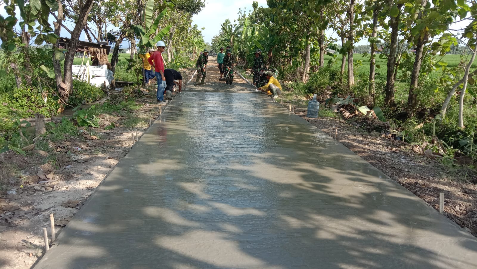 Satgas TMMD Kodim Sragen Tancap Gas, Pengerjaan Jalan di karang malang Dikebut Tanpa Hari Libur