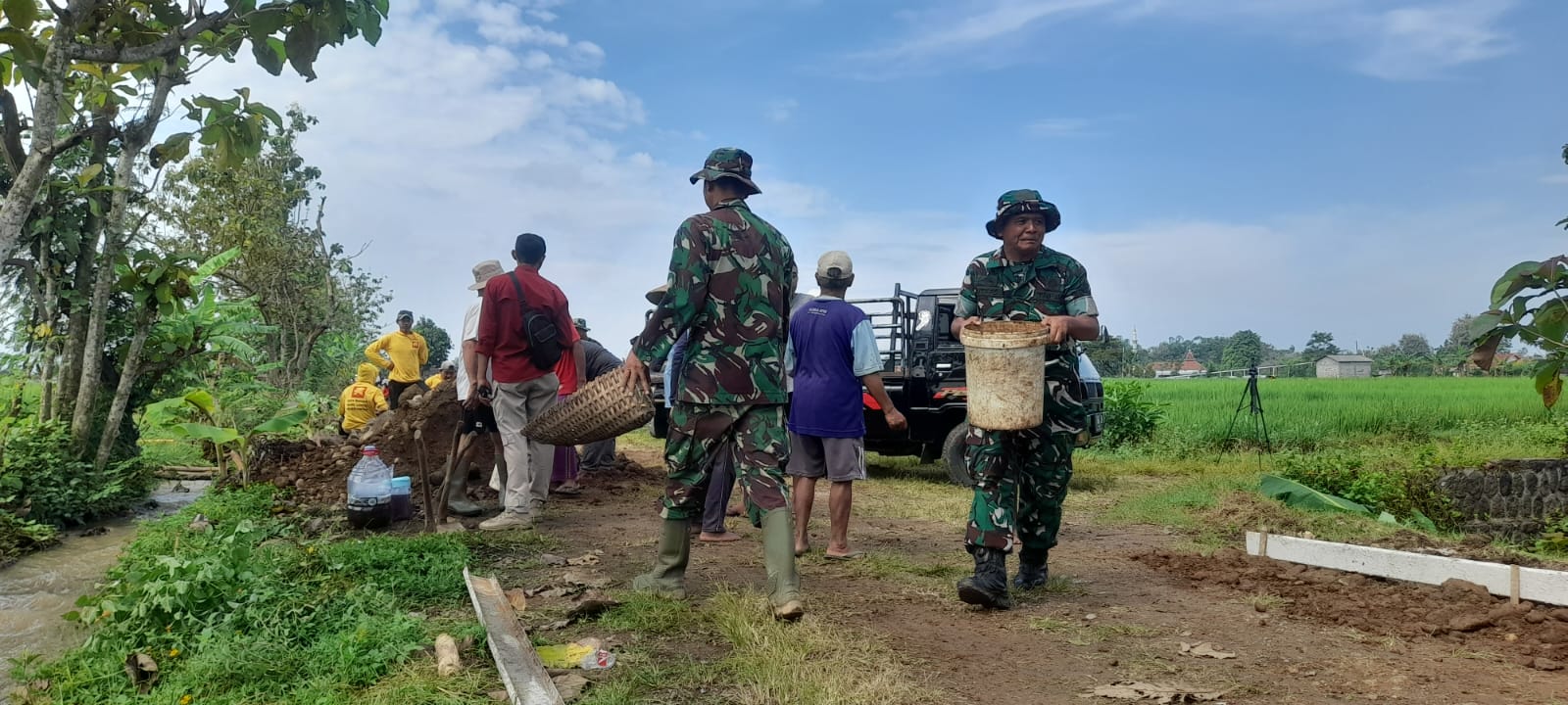 Terik Matahari Tak Padamkan Semangat Bekerja