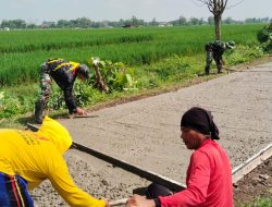 Babinsa Penggerak Gotong Royong Pimpin Warga Bersihkan Rumput Liar Di Sepanjang Jalan Desa
