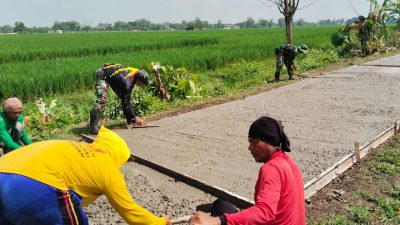 Babinsa Penggerak Gotong Royong Pimpin Warga Bersihkan Rumput Liar Di Sepanjang Jalan Desa