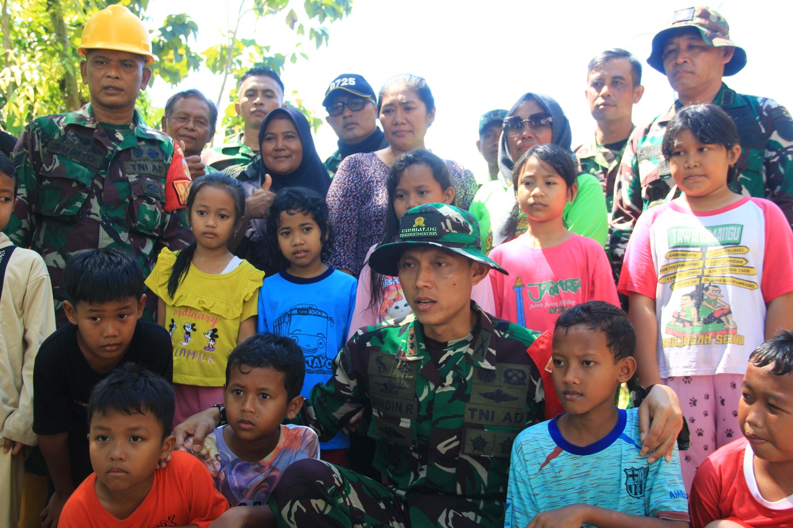 Keceriaan Anak-Anak Warnai Kehadiran Dansatgas TMMD di Desa Gadungsari