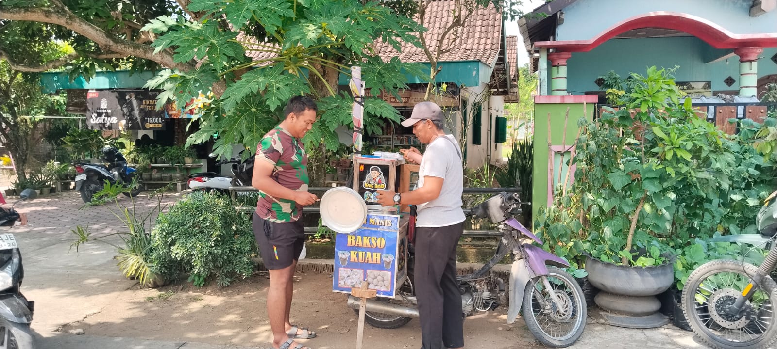 Berkah Penjual Bakso Keliling di TMMD Reg ke-128 Kodim 0725/Sragen