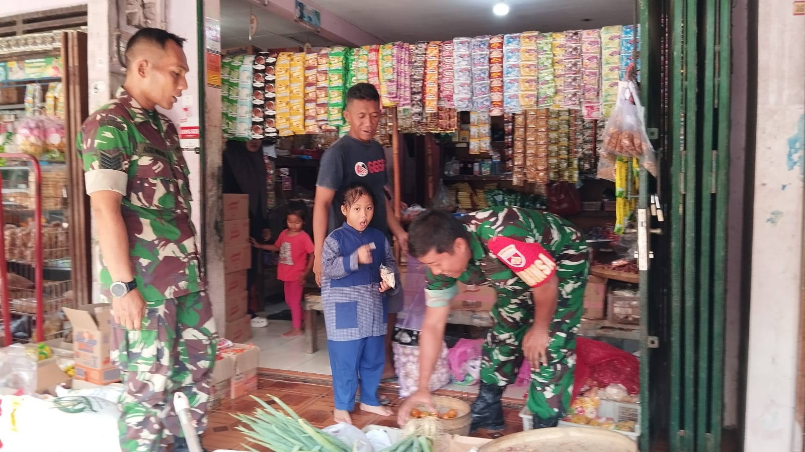 Babinsa Cek Harga Sembako, Antisipasi Lonjakan di Pasar