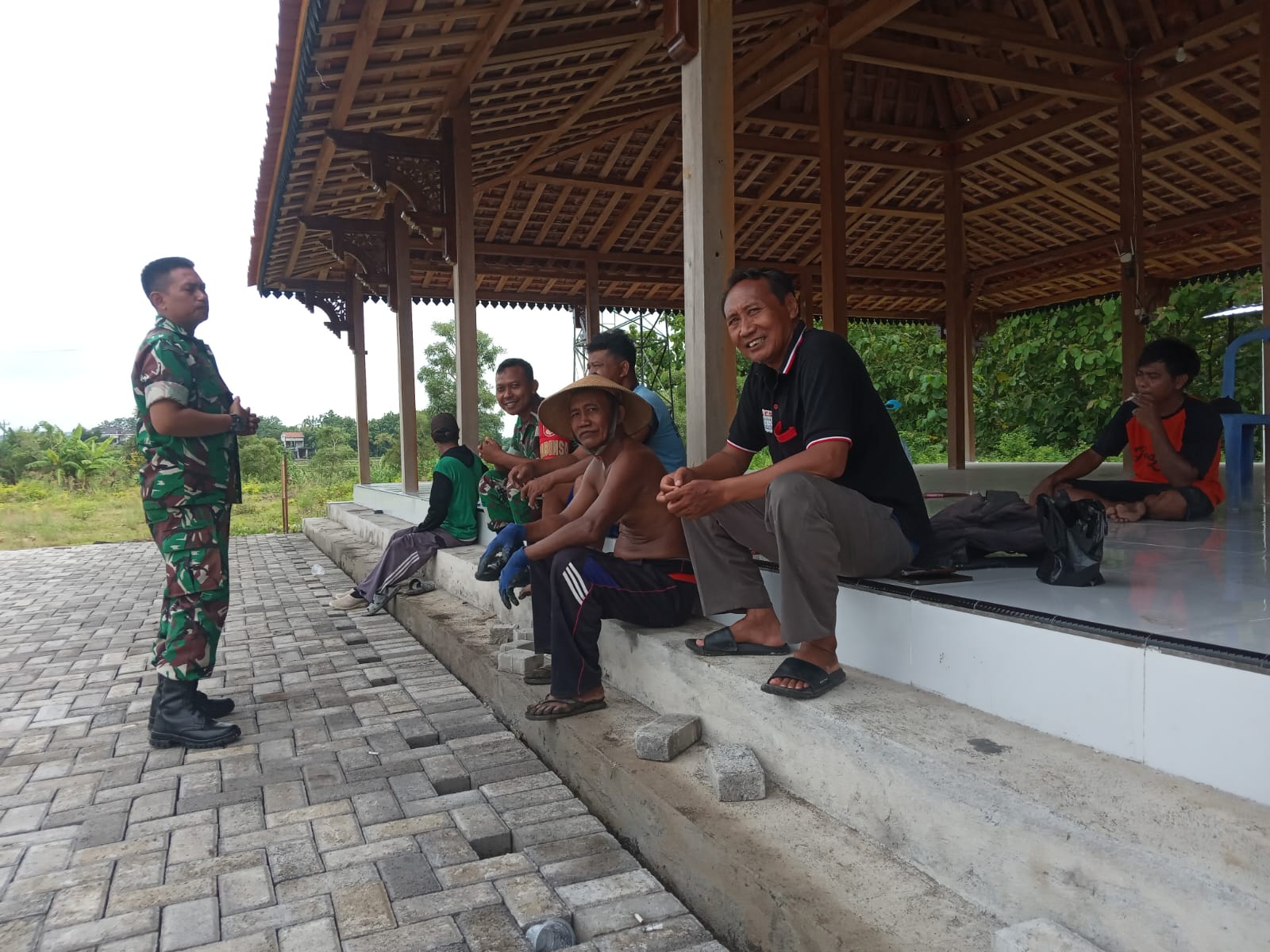 Jaga Kebersihan Lingkungan, Babinsa Ajak Warga Tingkatkan Kepedulian Bersama
