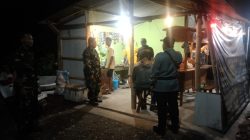 PATROLI MALAM KELILING DESA, BABINSA TITIP HARAPAN WARGA TIDUR NYENYAK