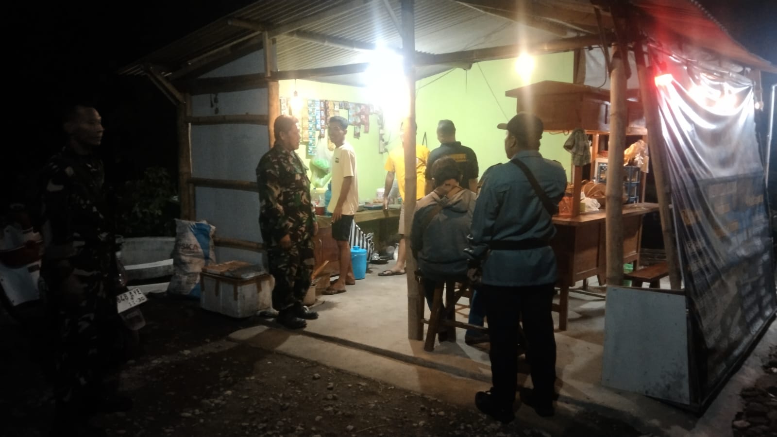 PATROLI MALAM KELILING DESA, BABINSA TITIP HARAPAN WARGA TIDUR NYENYAK