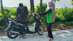 Satgas TMMD Bantu Perbaiki Motor Warga