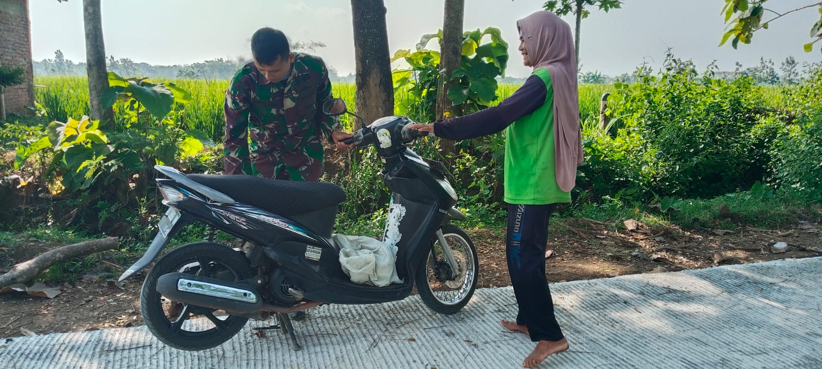 Satgas TMMD Bantu Perbaiki Motor Warga