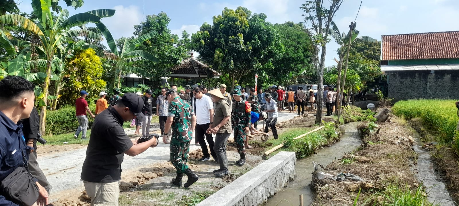 Kolaborasi TNI dan Pemda, Danrem 074/Warastratama dan Bupati Sragen Tinjau Cor Blok Jalan 1.100 Meter
