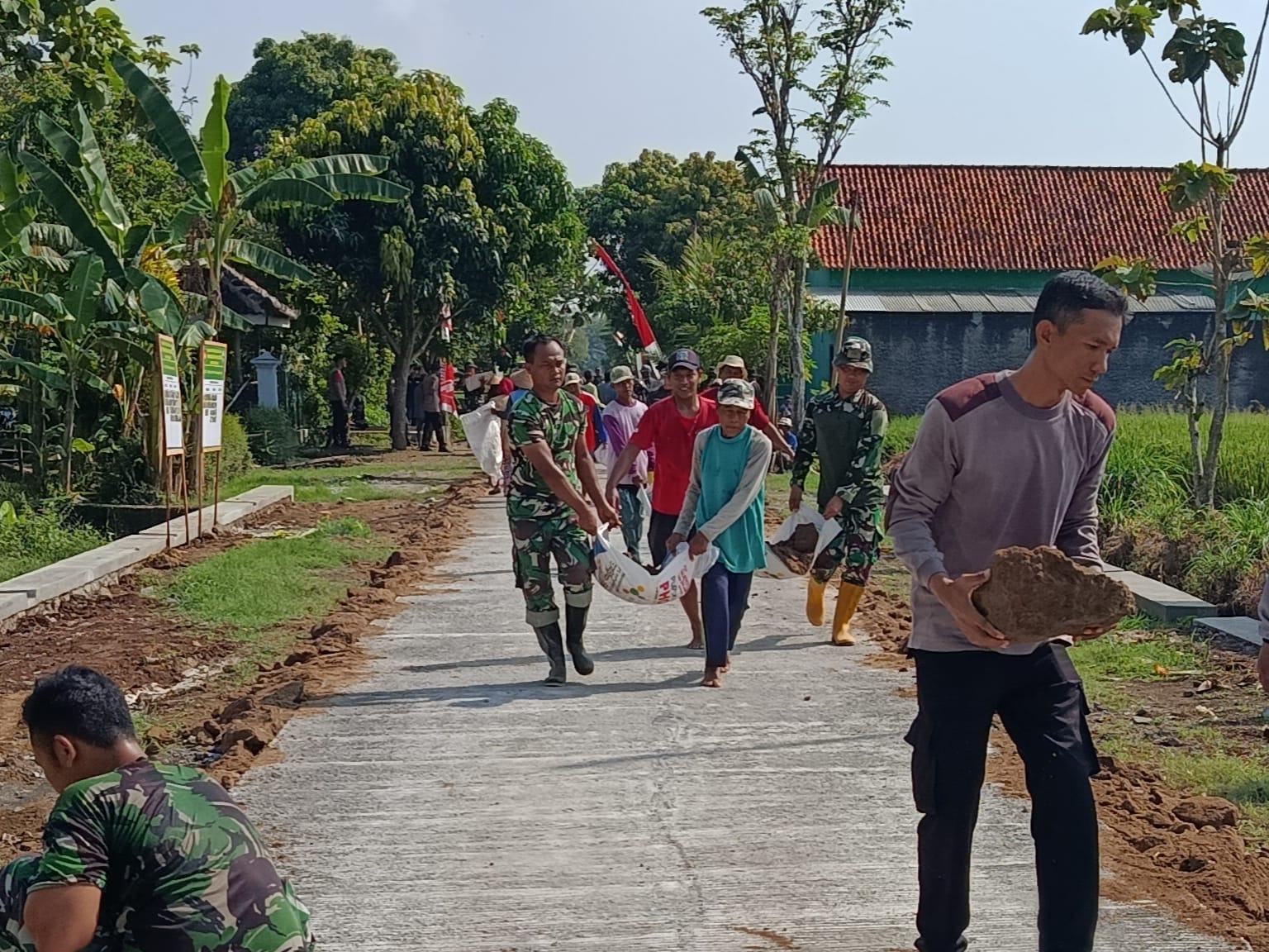 Pacu Semangat Jelang Kunjungan Danrem, Satgas TMMD Reg 128 Kodim Sragen dan Warga Tancap Gas Selesaikan Pembereman Jalan dengan Alat Kreatif