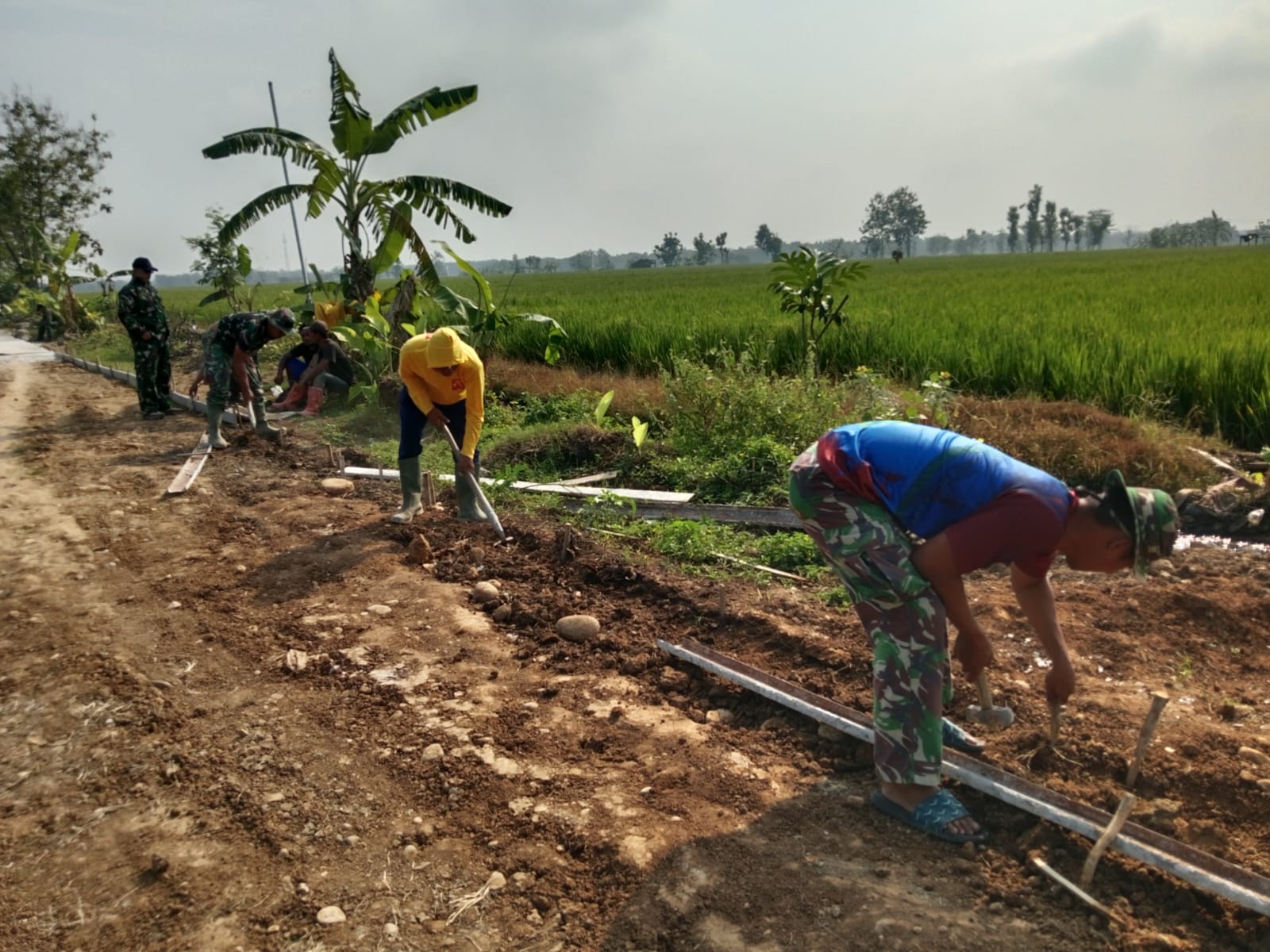 Semangat Gotong Royong Tak Pernah Surut, Satgas TMMD dan Warga Kebut Penyiapan Pengecoran Jalan