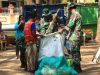 Wujud Kemanunggalan TNI-Rakyat Satgas TMMD Ke-128 Kodim Sragen dan Warga Gelar Gotong Royong Bersihkan Taman Harmoni