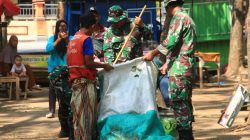 Wujud Kemanunggalan TNI-Rakyat Satgas TMMD Ke-128 Kodim Sragen dan Warga Gelar Gotong Royong Bersihkan Taman Harmoni
