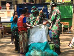 Wujud Kemanunggalan TNI-Rakyat Satgas TMMD Ke-128 Kodim Sragen dan Warga Gelar Gotong Royong Bersihkan Taman Harmoni