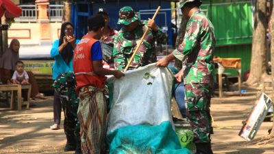 Wujud Kemanunggalan TNI-Rakyat Satgas TMMD Ke-128 Kodim Sragen dan Warga Gelar Gotong Royong Bersihkan Taman Harmoni