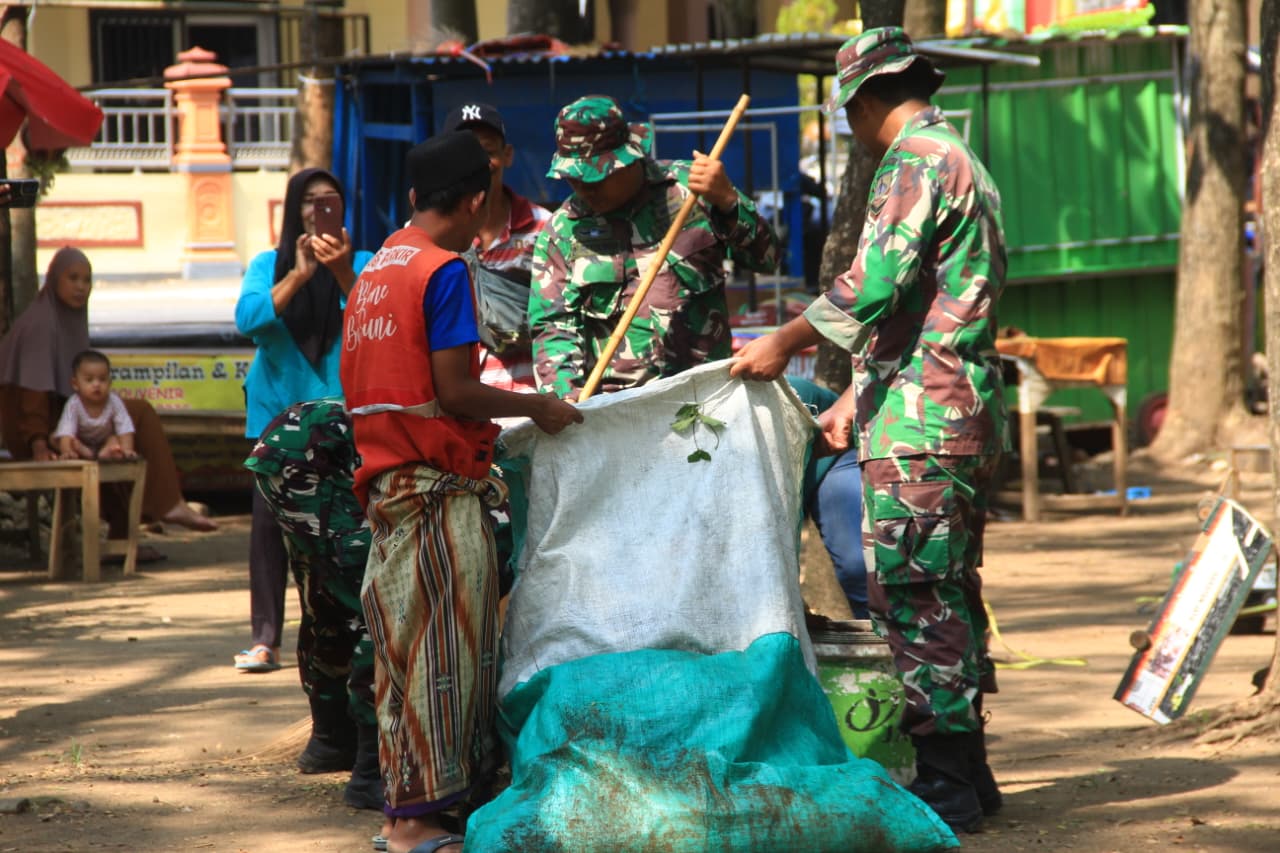 Wujud Kemanunggalan TNI-Rakyat Satgas TMMD Ke-128 Kodim Sragen dan Warga Gelar Gotong Royong Bersihkan Taman Harmoni
