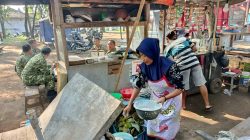 TMMD Reguler ke-128 Kodim Sragen Hidupkan UMKM Desa, Dagangan Mbah Darminah Laris Manis Saat Gladi upacara