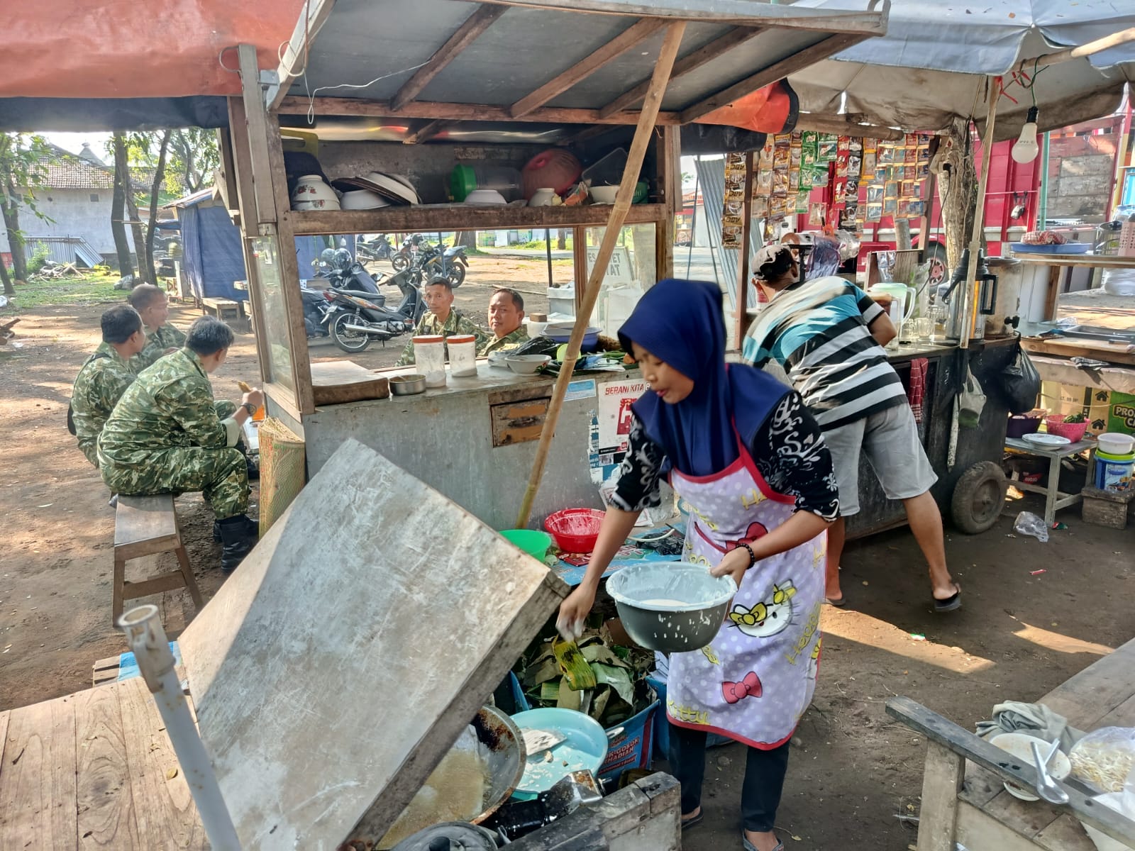 TMMD Reguler ke-128 Kodim Sragen Hidupkan UMKM Desa, Dagangan Mbah Darminah Laris Manis Saat Gladi upacara