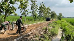 Berpacu dengan Cuaca, Satgas TMMD Kebut Pengecoran Jalan di Desa Puro