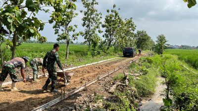 Berpacu dengan Cuaca, Satgas TMMD Kebut Pengecoran Jalan di Desa Puro