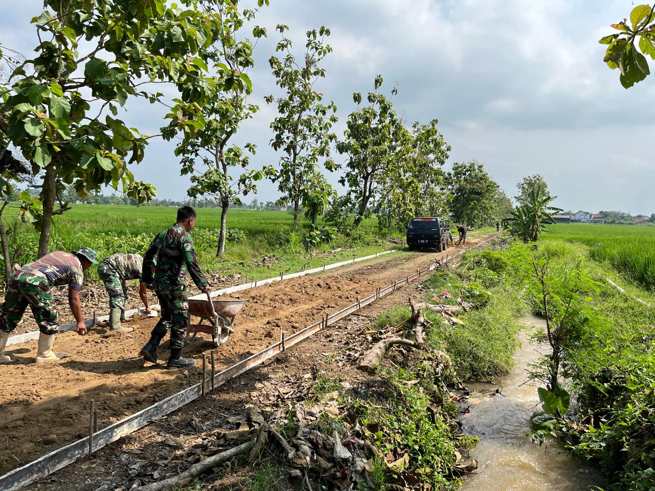 Berpacu dengan Cuaca, Satgas TMMD Kebut Pengecoran Jalan di Desa Puro