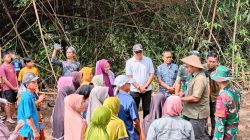 Momen Hangat di Lokasi Sumur Bor TMMD, Bupati, Danrem hingga Dansatgas Diserbu Warga untuk Berfoto