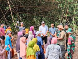 Momen Hangat di Lokasi Sumur Bor TMMD, Bupati, Danrem hingga Dansatgas Diserbu Warga untuk Berfoto