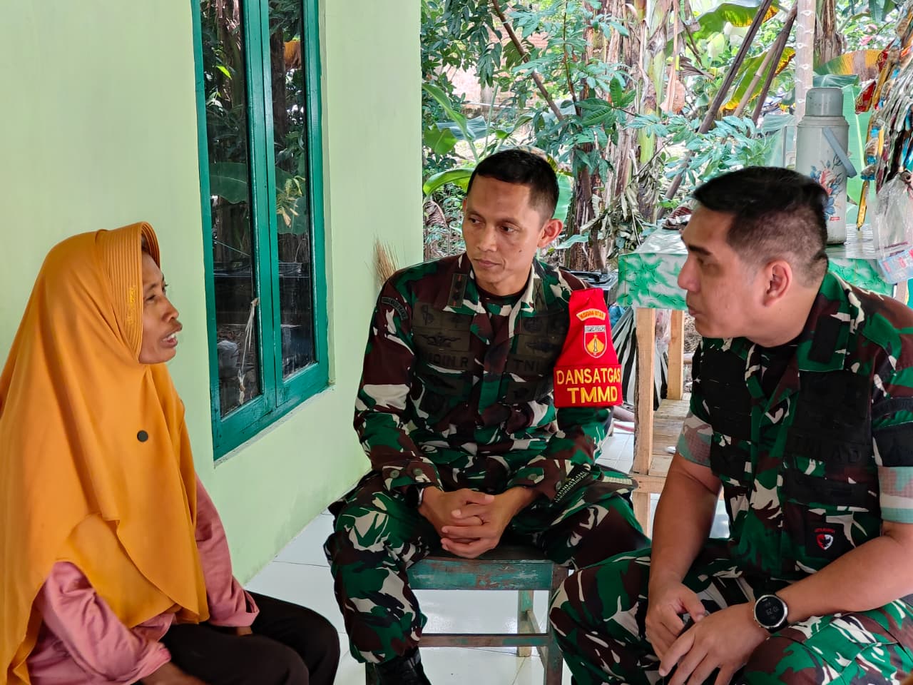 Haru dan Bahagia Ibu Sri Sambut Kedatangan Danrem dan Dansatgas TMMD
