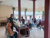 Babinsa Dampingi Transparansi, Kawal Penyaluran Bansos Beras dan Minyak Untuk 585 KK