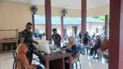 Babinsa Dampingi Transparansi, Kawal Penyaluran Bansos Beras dan Minyak Untuk 585 KK Babinsa Dampingi Transparansi, Kawal Penyaluran Bansos Beras dan Minyak Untuk 585 KK