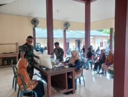 Babinsa Dampingi Transparansi, Kawal Penyaluran Bansos Beras dan Minyak Untuk 585 KK