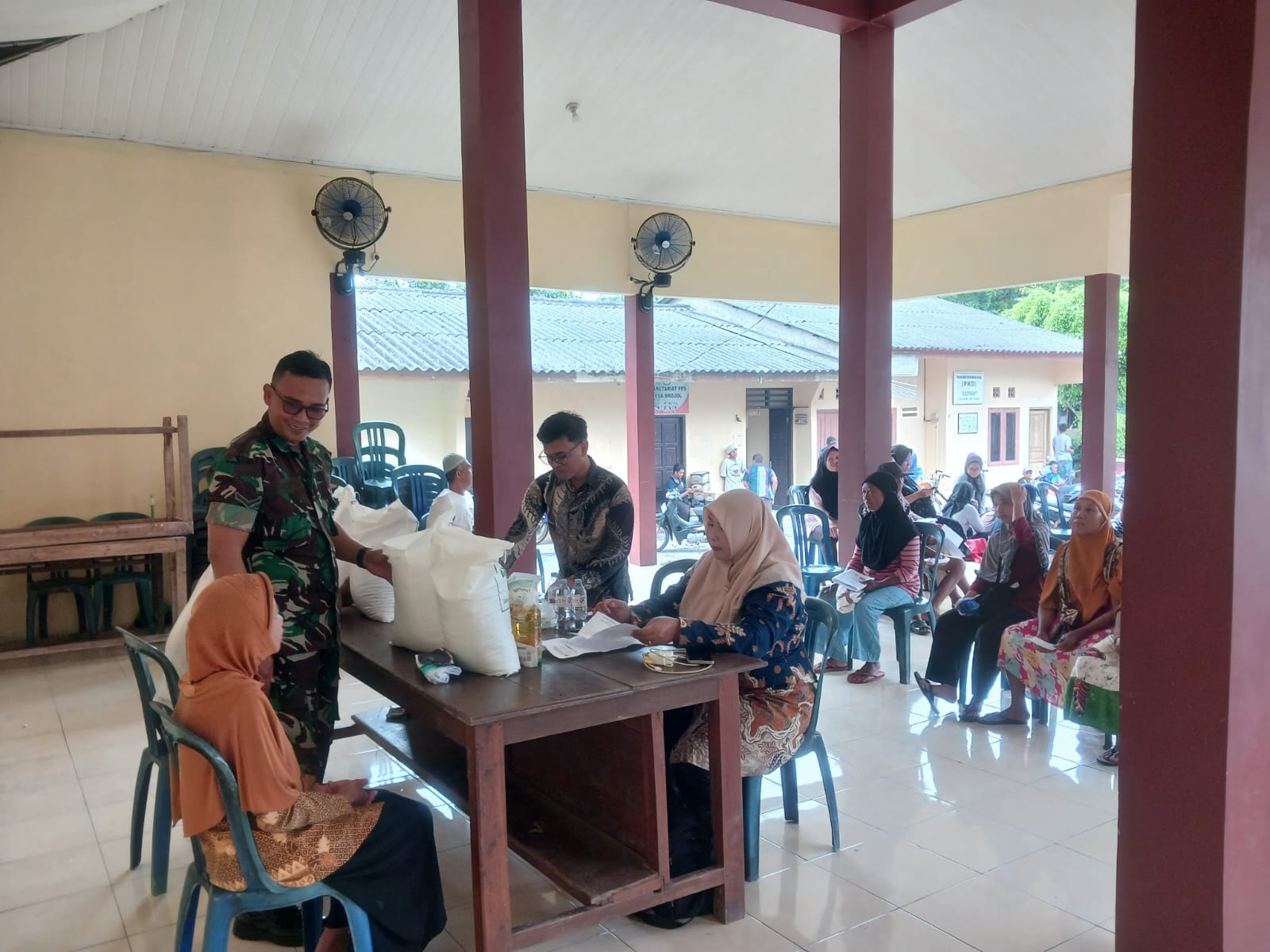 Babinsa Dampingi Transparansi, Kawal Penyaluran Bansos Beras dan Minyak Untuk 585 KK