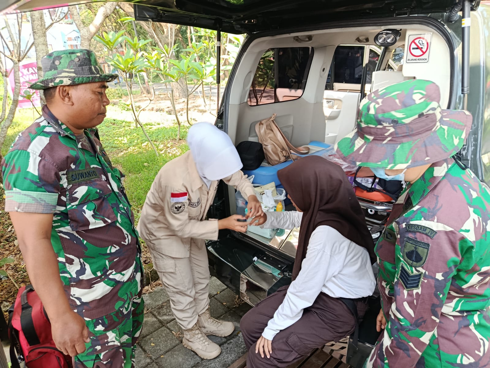 Aksi Cepat Tim Kesehatan Klinik Pratama Kartika 25 Sragen Tangani Peserta Ketarunaan TMMD Reguler ke-128