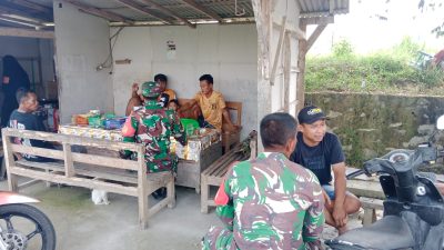 Babinsa Jadikan Warung Bu Daryanti Tempat Bertukar Informasi Warga