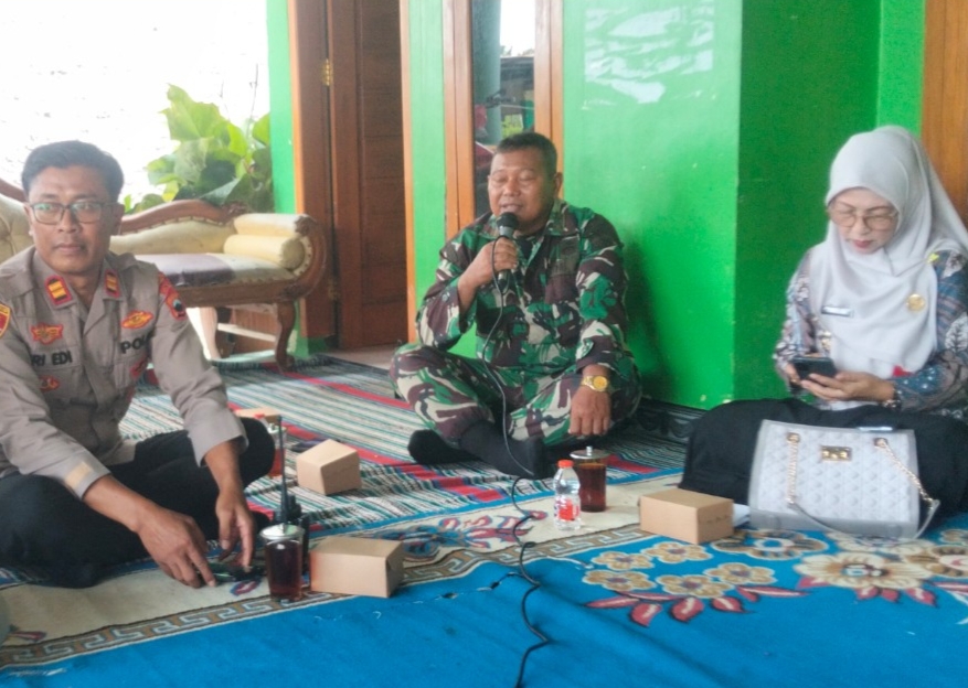 Cairkan Suasana, Danramil Pilih Ruang Arisan Bayan untuk Serap Aspirasi Warga