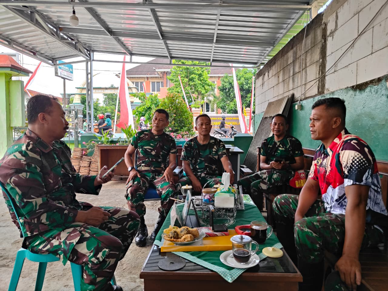 Menjelang Penutupan TMMD, Pelda Budi Santoso Kumpulkan Anggota di Pos Satgas