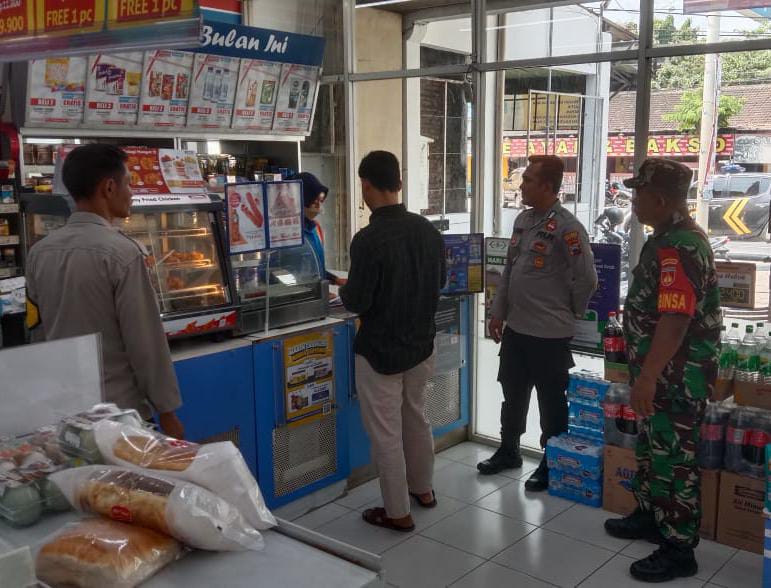 Dekat Tanpa Jarak: Cara Babinsa Jaga Kondusifitas Wilayah Lewat Patroli Dialogis