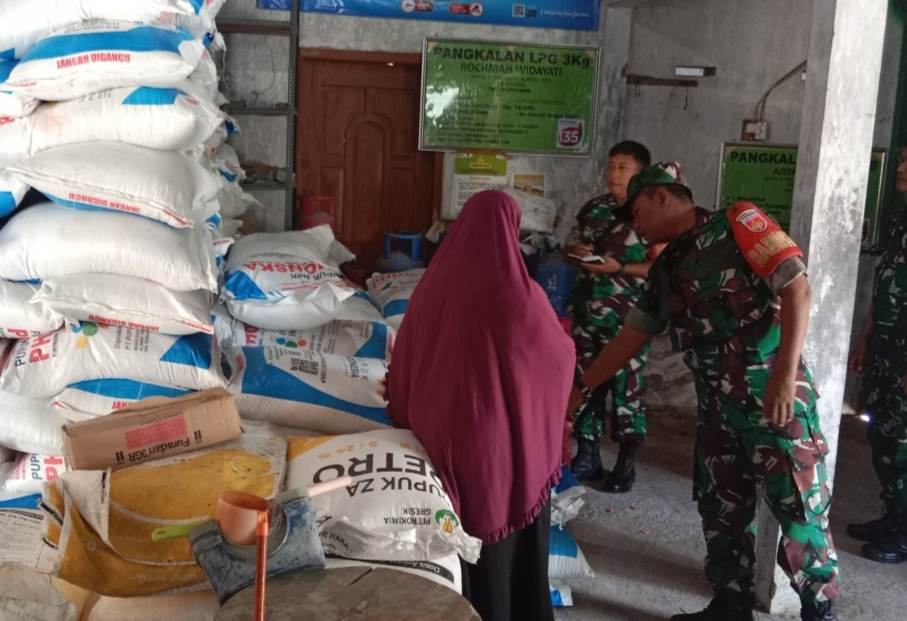 Cegah Penyelewengan, Babinsa Investigasi dan Cek Ketersediaan Pupuk Bersubsidi