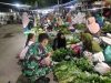 Pagi Buta Anggota Satgas TMMD Reg 128 Kodim 0725/Sragen Antar Induk Semang Belanja Sayur di Pasar Bunder