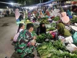 Pagi Buta Anggota Satgas TMMD Reg 128 Kodim 0725/Sragen Antar Induk Semang Belanja Sayur di Pasar Bunder