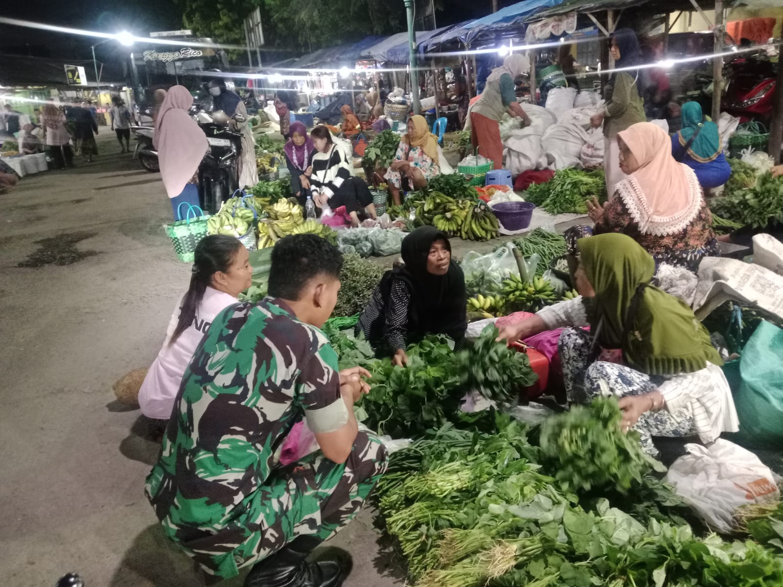 Pagi Buta Anggota Satgas TMMD Reg 128 Kodim 0725/Sragen Antar Induk Semang Belanja Sayur di Pasar Bunder