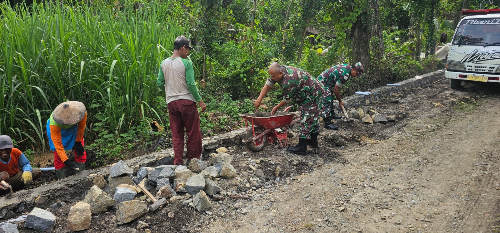 Koramil Jenar dan Warga Kompak Bangun Talud Lewat Kerja Bakti