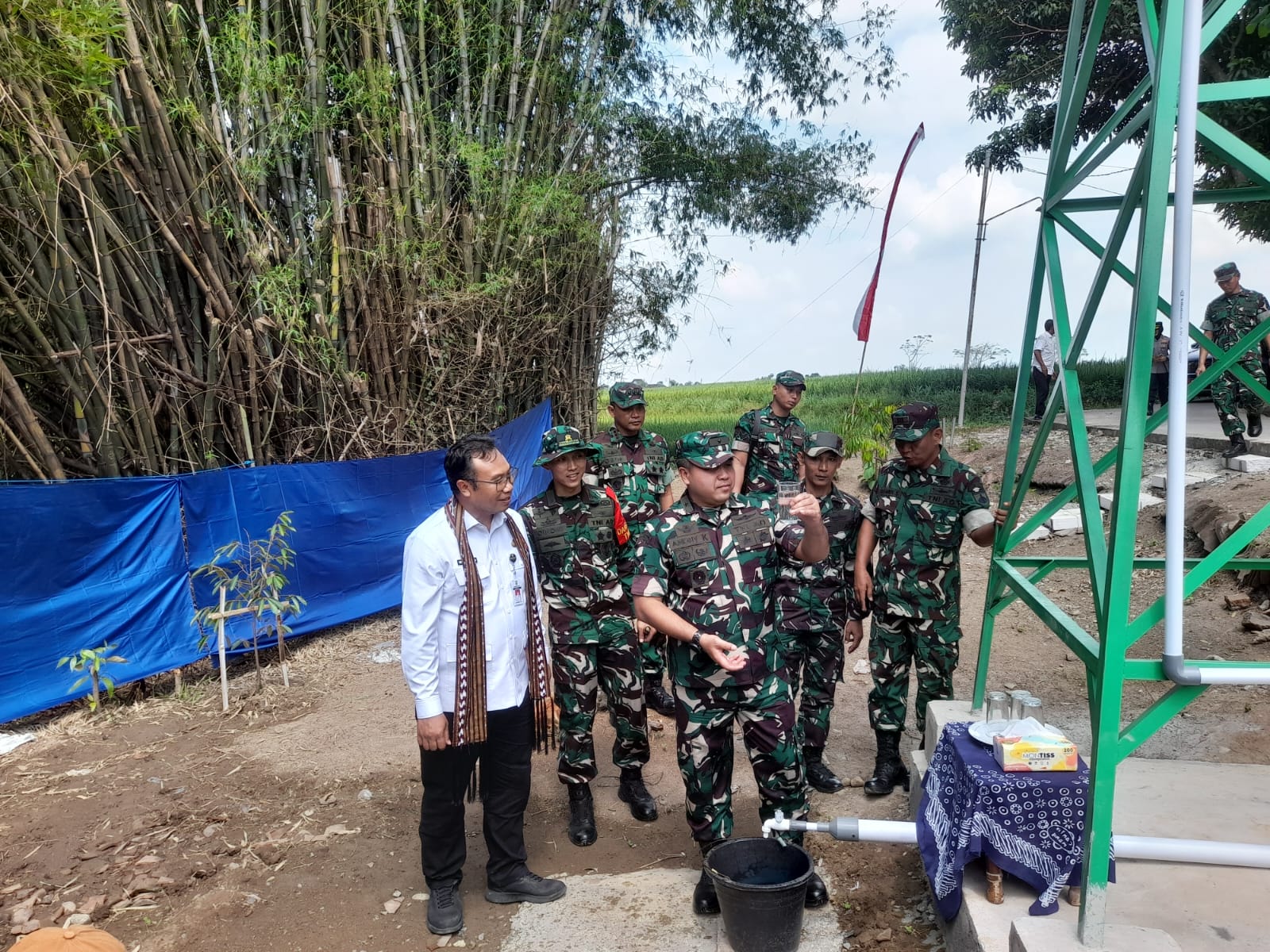 Sentuhan Kesederhanaan di Tengah Pengabdian, Kasdam IV/Diponegoro Cuci Muka di Sumur Bor TMMD Kodim Sragen